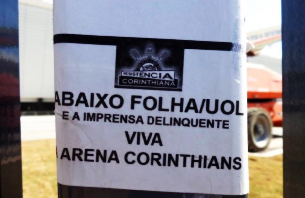 Cartazes anti UOL E Folha na Arena Corinthians