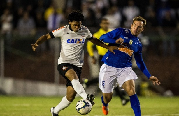 Romarinho disputa bola com jogador do Cruzeiro