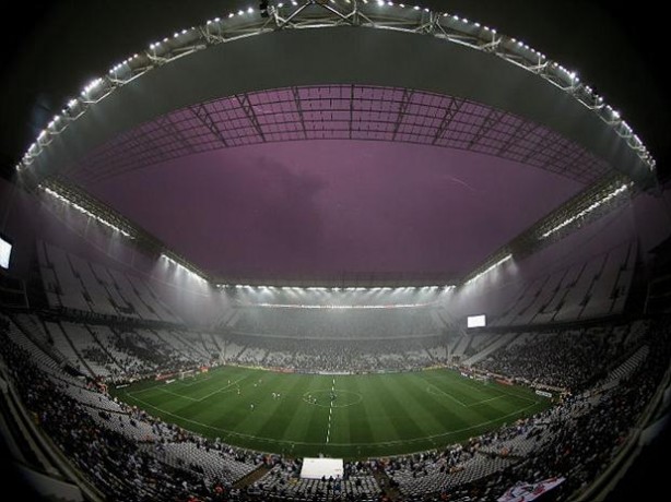 Torcedores sofreram com a chuva durante a inaugurao da Arena Corinthians