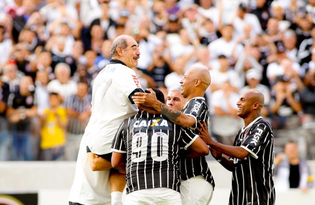 Vampeta comemorando primeiro gol na Arena Corinthians, levantando Rivelino