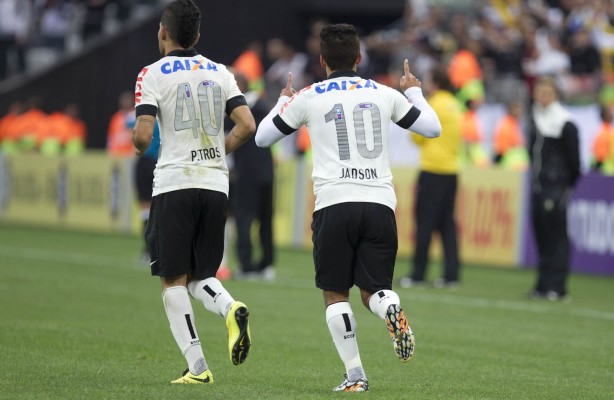 Jadson fez o primeiro gol do Timão na Arena Corinthians