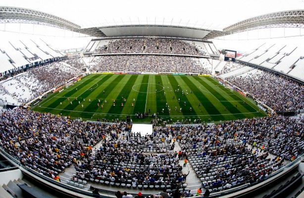 Arena Corinthians, com as provisórias: palco da abertura da Copa