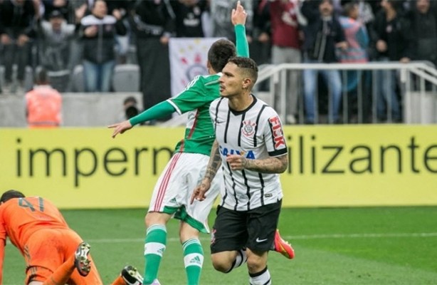 Guerrero comemora o gol que abriu o placar no Dérbi