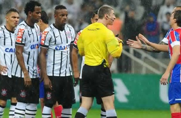 Corinthians discutem com o árbitro