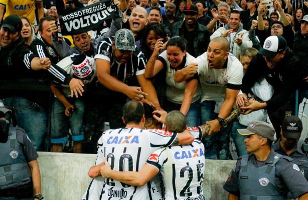 Apesar de fazer uma linda festa, a torcida pode ter prejudicado o Corinthians