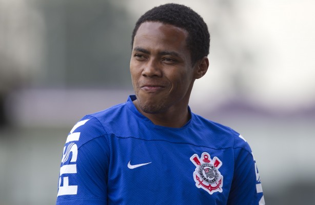 Elias costuma fazer gols contra o São Paulo