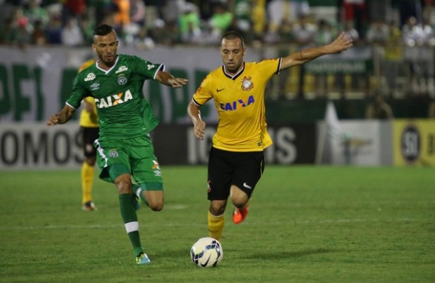 Leandro, na esquerda da imagem, pode ser o novo reforço do Corinthians