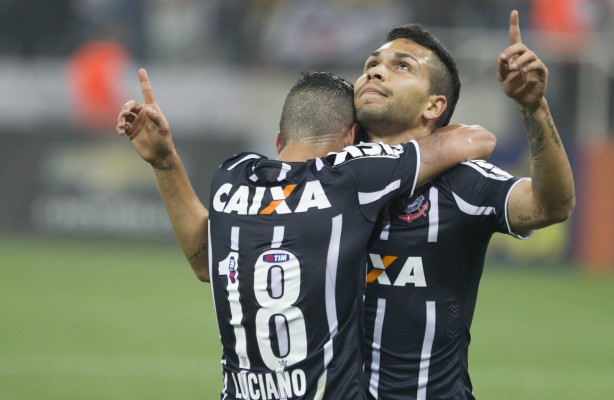 Petros comemora gol contra o Atlético MIneiro