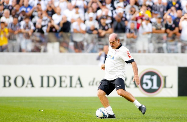 Rivellino fez o primeiro gol da Arena Corinthians