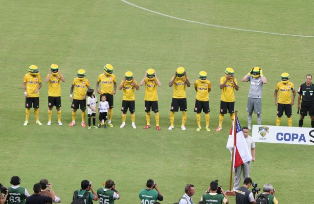 Timão fez homenagem para Ayrton Senna este ano durante a execução do Hino Nacional, na Copa do Brasil