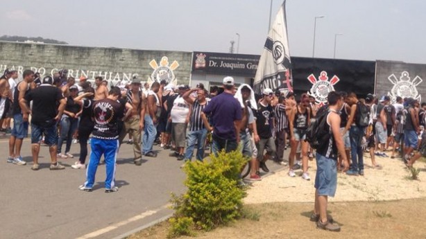 Corinthians Protesto Torcida CT Joaquim Grava 17/10/2014