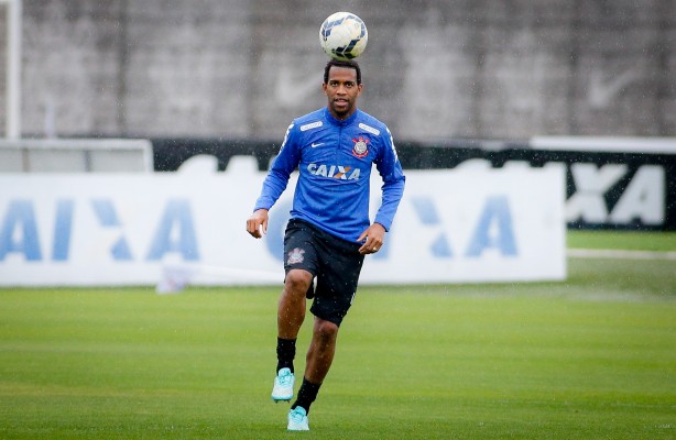 Gil sofre lesão na panturrilha e não deve jogar no sábado contra o Botafogo-SP