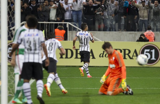 Corinthians fica à frente de rivais