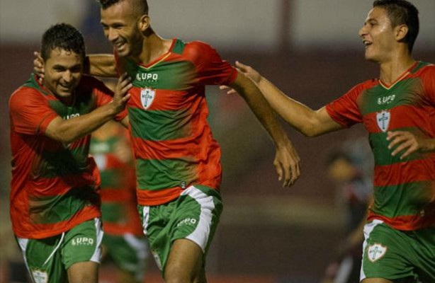 Leandro comemorando gol pela Portuguesa
