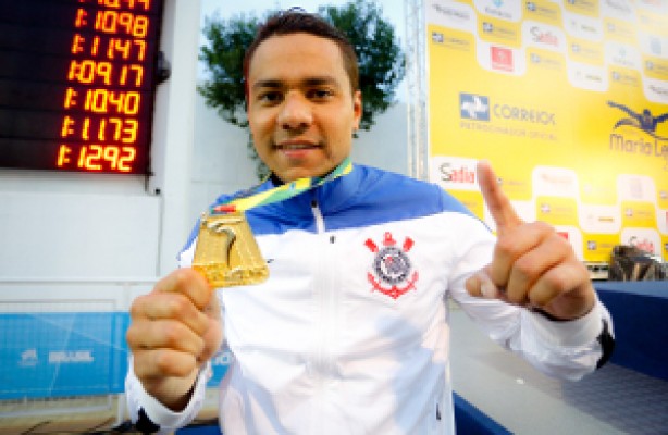 Felipe França conquistou duas medalhas de ouro no mundial de natação