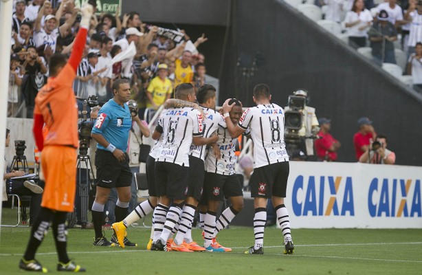 Jogadores do Corinthians comemorando gol contra o Cricima