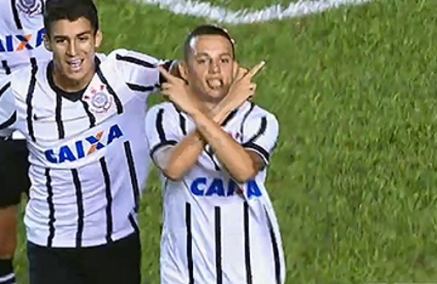 Gabriel Vasconcellos comemorando gol contra o São Paulo