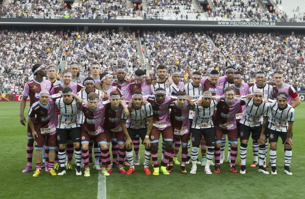 Jogadores do Corinthians comemoram gol de Danilo