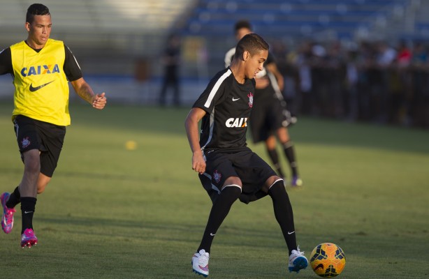 Matheus Pereira esteve treinando com os profissionais do Corinthians