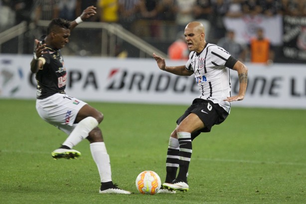 Fábio Santos explica expulsão aos 45 minutos do segundo tempo
