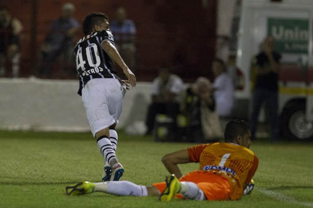 Gol de Petros foi o segundo da vitria por 2 a 0 contra o Linense, nessa quarta-feira