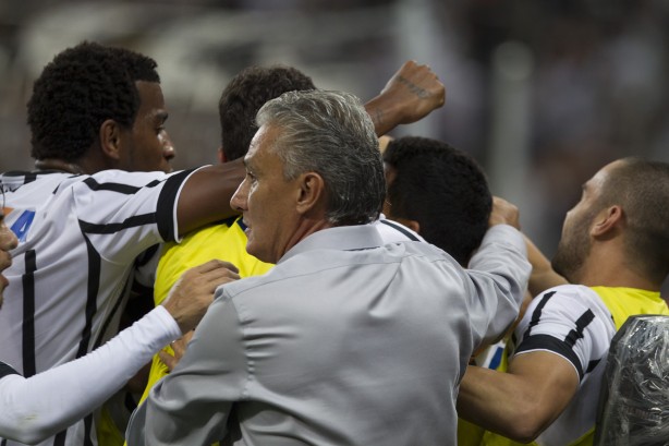 No campo, Corinthians venceu por 2x0 com gols de Elias e Jadson