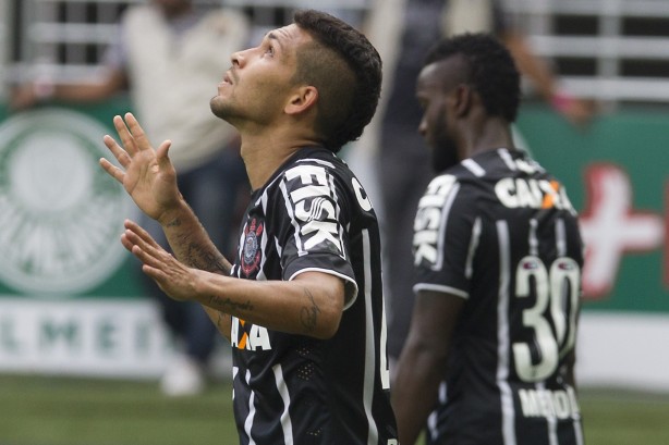 Petros comemorando o gol contra o Palmeiras