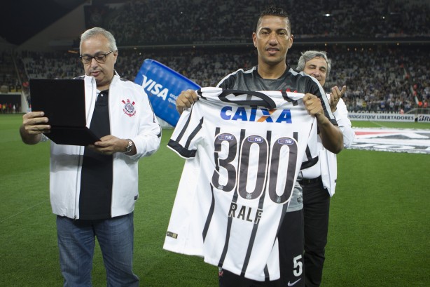 Ralf completou 300 jogos pelo Corinthians e foi homenageado por Roberto de Andrade