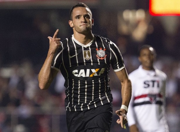 Renato Augusto comemora gol marcado na final da Recopa