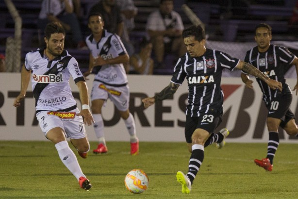 Corinthians vence Danubio por 2 a 1 e segue tranquilo na Libertadores