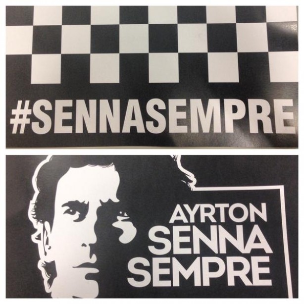 Crianas entraram no gramado com plaquinhas em homenagem a Ayrton Senna