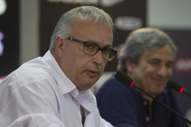 Roberto de Andrade afirma que o clube está tentando mudar o contrato com a Omni.