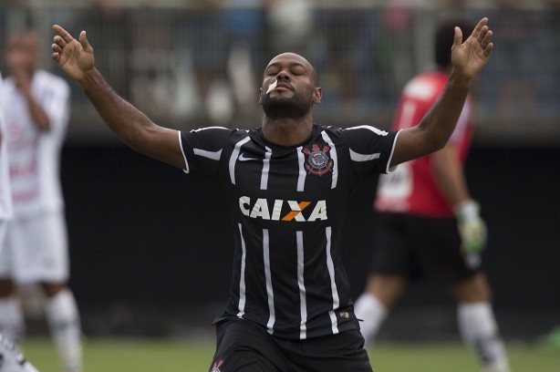Vagner Love marcou seu primeiro gol com a camisa do Corinthians