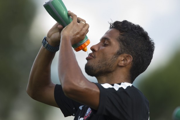 Yago durante treino do Corinthians em 2015