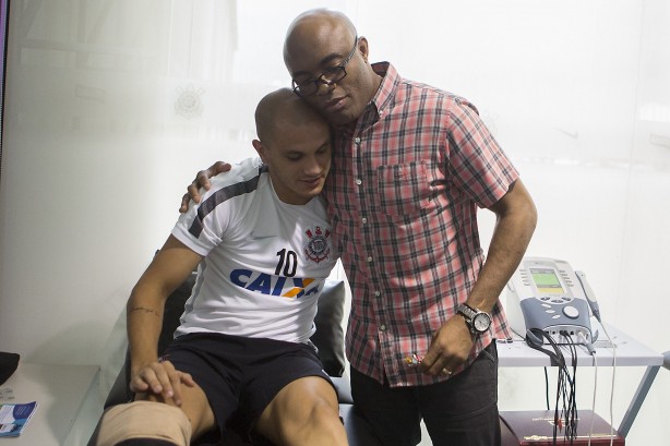 Anderson Silva desejando boa recuperao para Fbio Santos