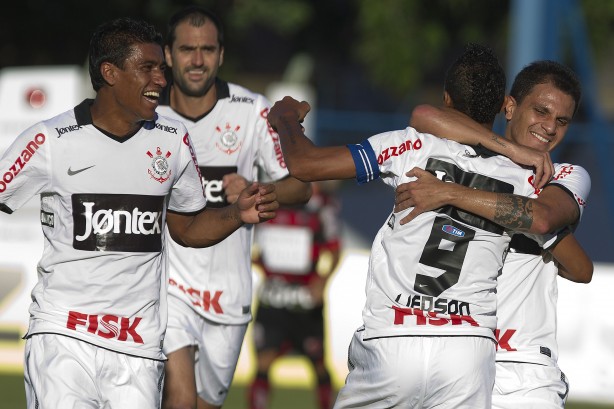 Liedson e Paulinho marcaram para o Corinthians em So Janurio