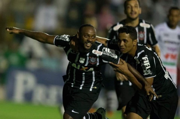 Love marcou o segundo gol do Corinthians