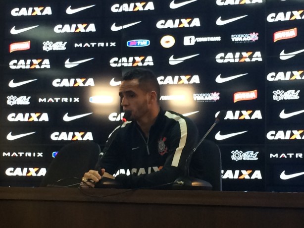 Titular na derrota de 2 a 1 para o Santos, Renato Augusto foi  sala de imprensa do CT Joaquim Grava e conversou com os jornalistas