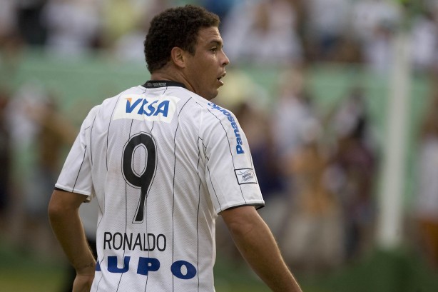 Ronaldo fez o famoso gol de muro contra o Palmeiras, quando comemorou com a Fiel no alambrado