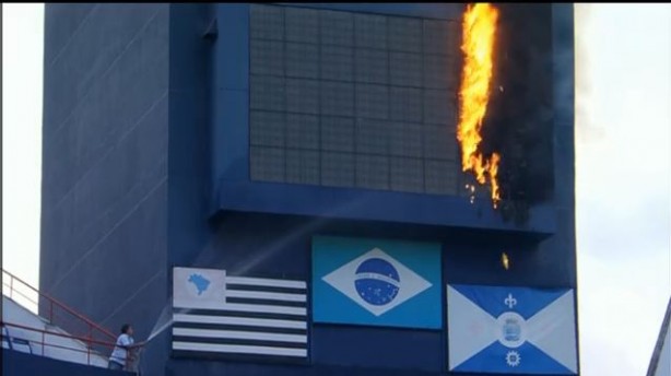Telo da Arena Barueri pega fogo antes de jogo do Timo