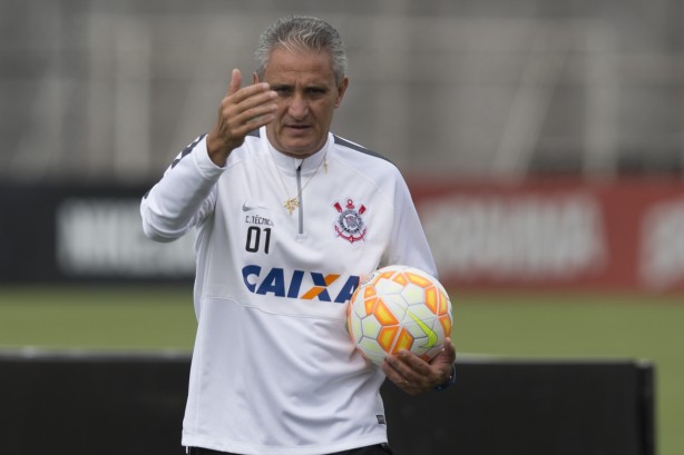 Treinador relacionou 20 jogadores contra o Santos