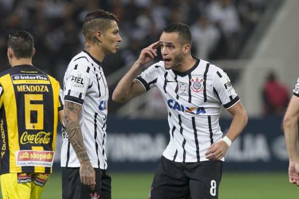 Com dois jogadores expulsos, o Corinthians perdeu a cabea e acabou fora das quartas da competio continental