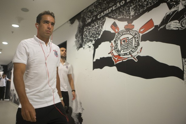 Jadson no tnel de acesso ao vestirio da Arena Corinthians