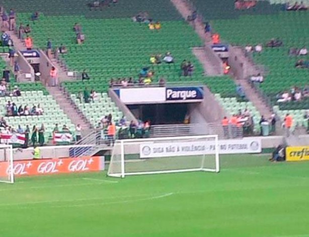 Na imagem,  possvel notar a faixa branca tampando a patrocinadora do estdio do Palmeiras