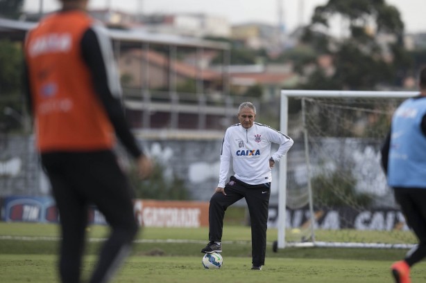 Tite comandou o treino visando o duelo deste sbado contra a Chapecoense, s 21h, em Araraquara