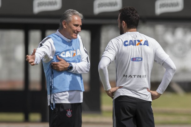 Tite conversou com Dracena e Felipe sobre mudana na equipe titular do Corinthians