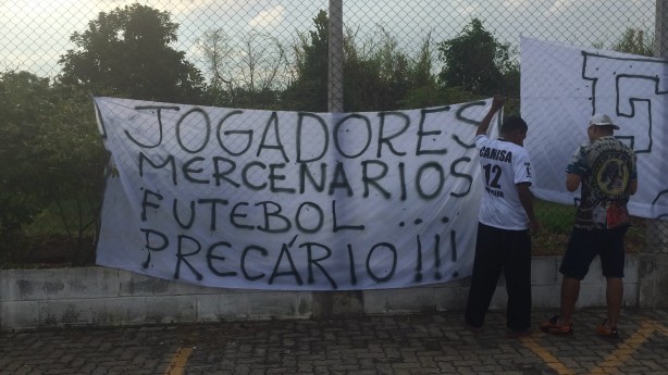 Mesma organizada protestou logo aps a eliminao da Libertadores no CT