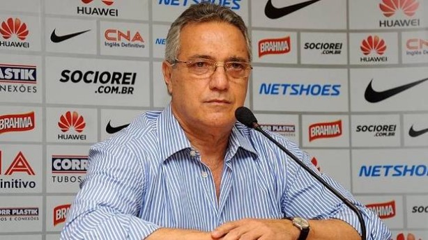 Dagoberto, alm de dirigir a DFS,  diretor de futebol do Santos