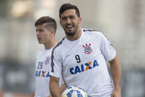 Edílson comemorou poder jogar no maior time do Brasil