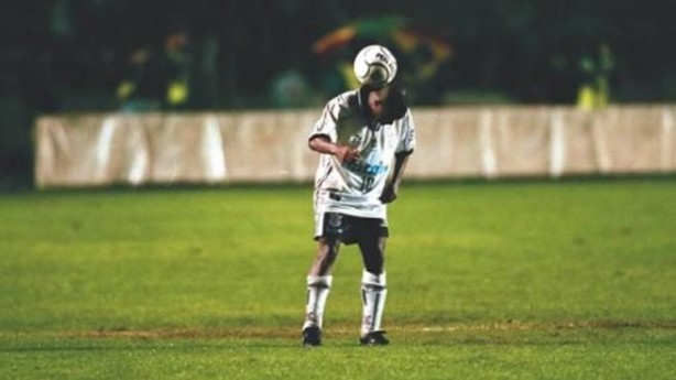 Edilson fazendo embaixadinhas no segundo jogo da final de 1999 no Morumbi